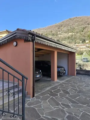 Vista generica sulle montagne o vista sulle montagne dall'interno della casa vacanze