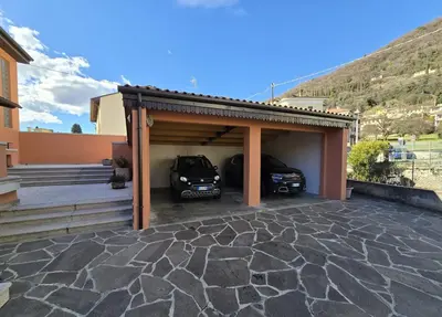 Vista generica sulle montagne o vista sulle montagne dall'interno della casa vacanze
