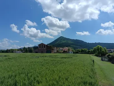 Vista generica sulle montagne o vista sulle montagne dall'interno dell'appartamento