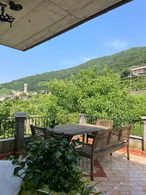 Vista generica sulle montagne o vista sulle montagne dall'interno della stanza in casa privata