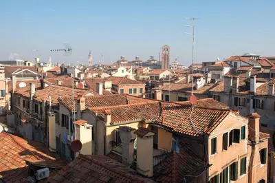 Vista generica su Venezia o vista sulla città dall'interno dell'appartamento