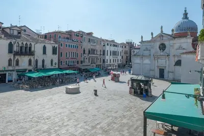 Vista generica su Venezia o vista sulla città dall'interno dell'appartamento