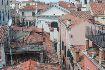 Vista generica su Venezia o vista sulla città dall'interno dell'appartamento