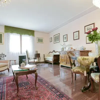 QUEEN HOME Isabel