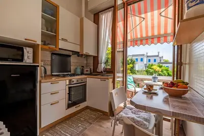 Cucina o angolo cottura di Liberty Apartment at Lido Beach