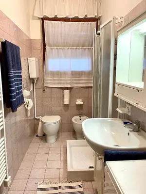 Bagno di Appartamento VILLA ALBA nel cuore della Pineta