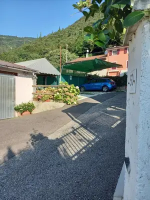 Vista generica sulle montagne o vista sulle montagne dall'interno dell'appartamento