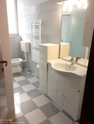 Bagno di Appartamento per 6 Lavoratori