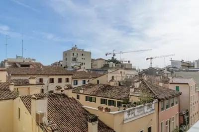 Vista generica su Padova o vista sulla città dall'interno dell'appartamento