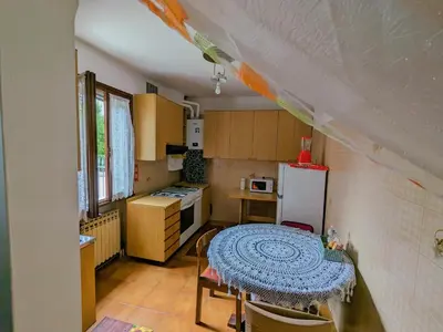Cucina o angolo cottura di Casa singola con spazio auto e giardino