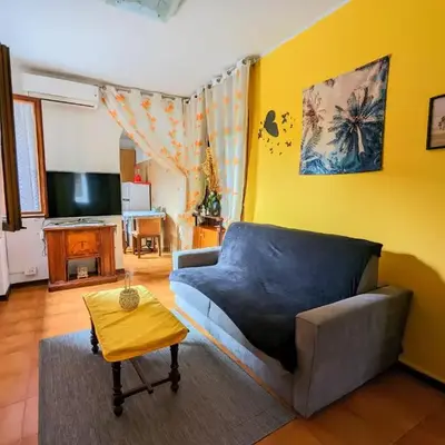 Casa singola con spazio auto e giardino