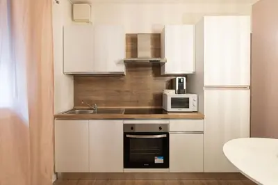 Cucina o angolo cottura di EnJoy Home - Appartamento elegante con giardino