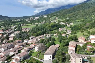 Vista generica sulle montagne o vista sulle montagne dall'interno della casa vacanze