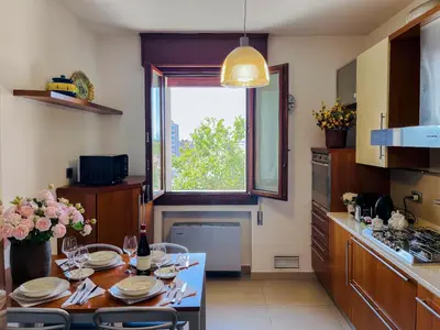 Cucina o angolo cottura di Appartamento con vista città vicino Stazione di Mestre 10 min da Venezia