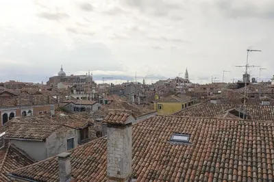 Vista generica su Venezia o vista sulla città dall'interno dell'appartamento