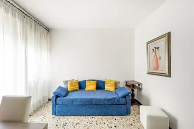 Area soggiorno di Cozy Apartment near Venice with Balcony!