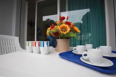 Set per la preparazione di tè e caffè presso One-Bedroom Apartment Rosolina Mare near Sea 4