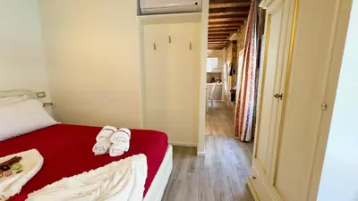 Letto o letti in una camera di Graceful Venice Barnaba Suite by Ca-Sa Check