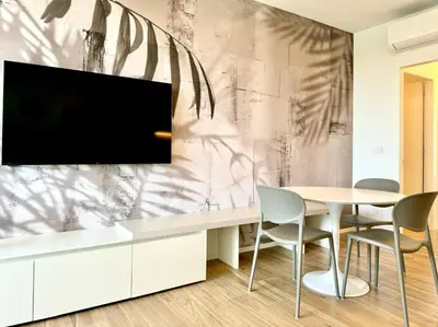 TV o dispositivi per l'intrattenimento presso Sun Village-Nuovissimo Appartamento in Residence con piscina -Lido di Jesolo Piazza Aurora