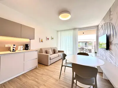 Cucina o angolo cottura di Sun Village-Nuovissimo Appartamento in Residence con piscina -Lido di Jesolo Piazza Aurora