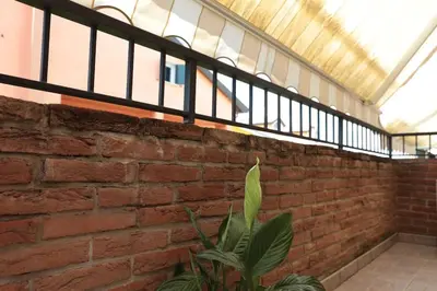 Balcone o terrazza di 15 min dal centro - Moderno appartamento travato con parcheggio gratuito
