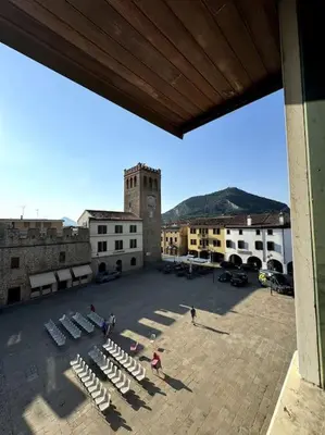 Vista generica sulle montagne o vista sulle montagne dall'interno dell'appartamento