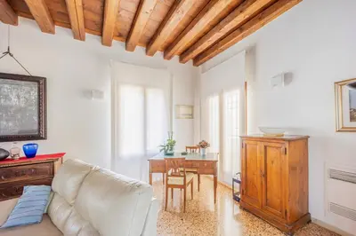 Area soggiorno di Beautiful Villa With Garden and Private Parking!
