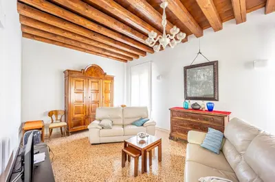 Area soggiorno di Beautiful Villa With Garden and Private Parking!