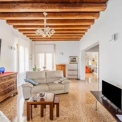 Beautiful Villa With Garden and Private Parking!