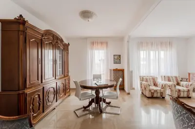 Area soggiorno di GuestHost - Ida Apartment near the Station!
