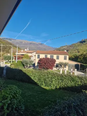 Vista generica sulle montagne o vista sulle montagne dall'interno dell'appartamento