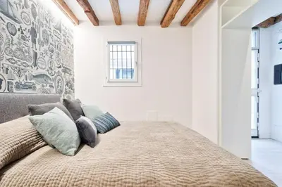 Letto o letti in una camera di Charming Central Apartment with Private Courtyard