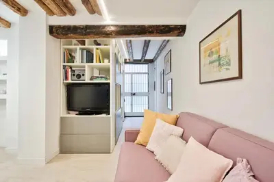 TV o dispositivi per l'intrattenimento presso Charming Central Apartment with Private Courtyard