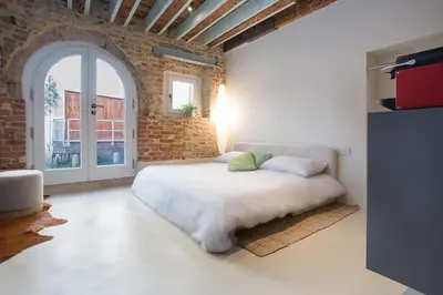 Letto o letti in una camera di IvY, canal view