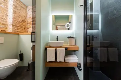 Bagno di IvY, canal view