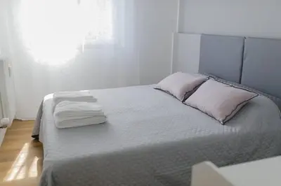 Letto o letti in una camera di Nuovo appartamento Bianco appena ristrutturato