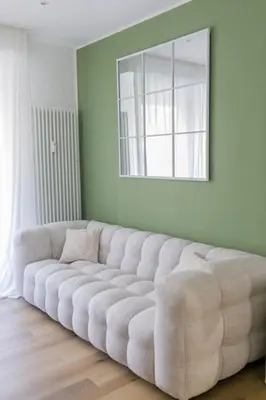 Area soggiorno di Nuovo appartamento Bianco appena ristrutturato