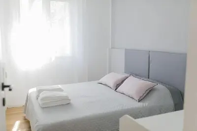 Letto o letti in una camera di Nuovo appartamento Bianco appena ristrutturato