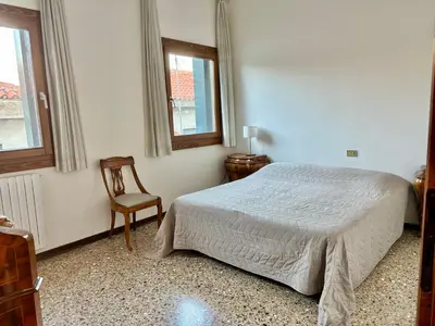 Letto o letti in una camera di Large Three-bedroom Apartment with Canal View in Cannaregio