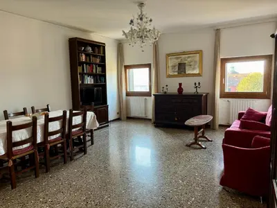 Area soggiorno di Large Three-bedroom Apartment with Canal View in Cannaregio