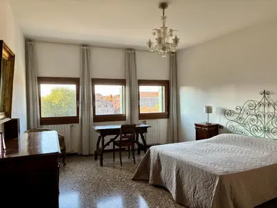 Letto o letti in una camera di Large Three-bedroom Apartment with Canal View in Cannaregio