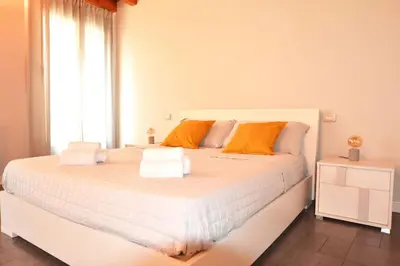 Letto o letti in una camera di Dimora Leon Bianco - eleganza e centralità