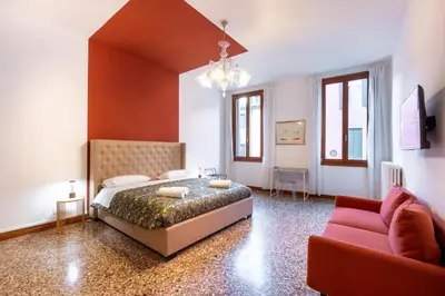 Letto o letti in una camera di Just Urban Stays - 3-BR Canal View Apartment - 9 Min Piazza San Marco