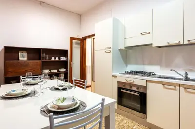 Cucina o angolo cottura di Just Urban Stays - 3-BR Canal View Apartment - 9 Min Piazza San Marco