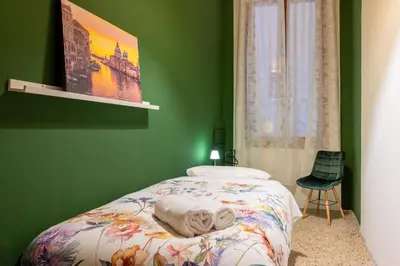 Letto o letti in una camera di Just Urban Stays - 3-BR Canal View Apartment - 9 Min Piazza San Marco