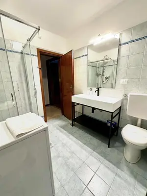 Bagno di Just Urban Stays - 3-BR Canal View Apartment - 9 Min Piazza San Marco