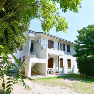 Flat with shared garden 200 mt from the sea