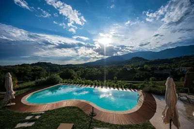 Vista generica sulle montagne o vista sulle montagne dall'interno dell'agriturismo