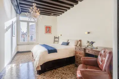 Letto o letti in una camera di Canal View Luxury Heritage Retreat 2 Bedroom