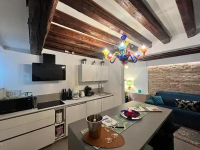 Cucina o angolo cottura di VENICELOFT 5minutefromRialto 10minutefromSanMarco 5minitestationTrain infrontofCaD'ORO